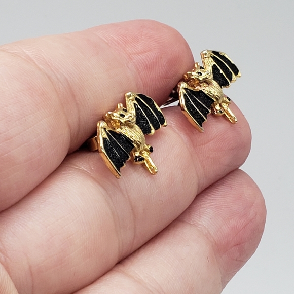 Vintage Flying Bat Halloween Stud Earrrings - Picture 5 of 6